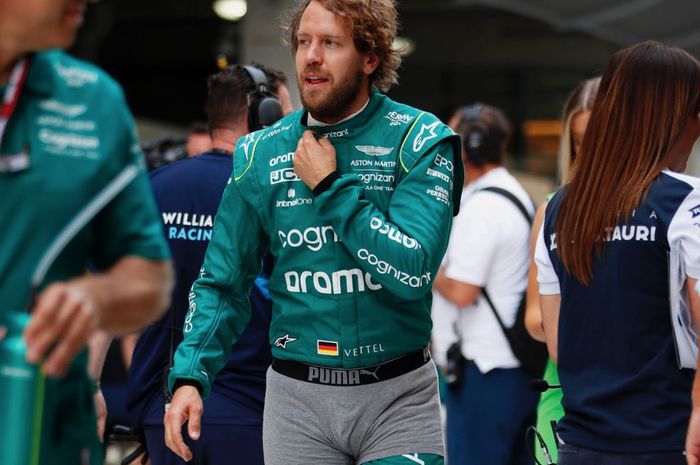 Sebastian Vettel memakai celana dalam di luar racing suit