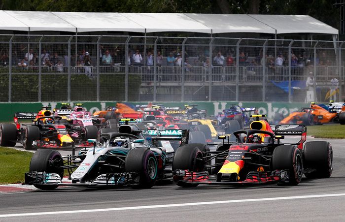 Valtteri Bottas yang start dari posisi kedua hampir disalip pembalap Red Bull Max Verstappen tak lama setelah start GP F1 Kanada