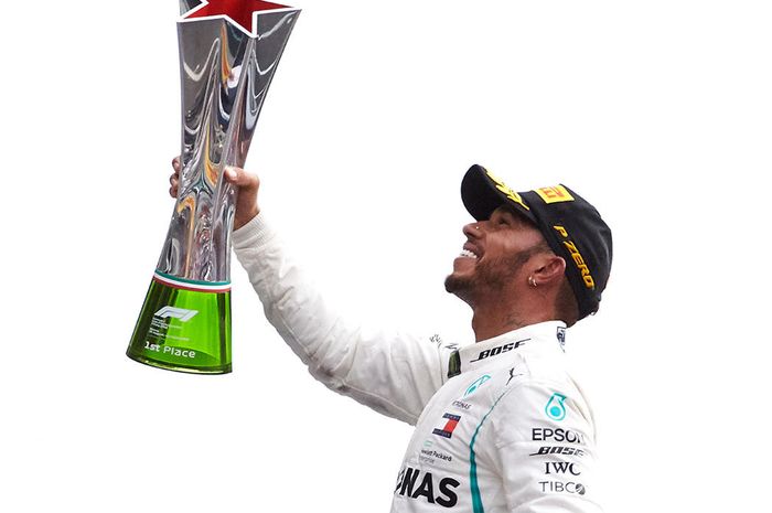 Lewis Hamilton mencetak kemenangan GP F1 Italia yang kelima kalinya , menyamakan rekor Michael Schumacher di sirkuit Monza ini