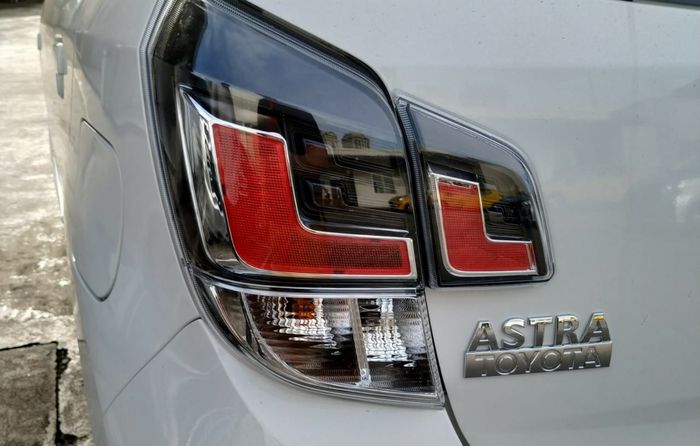 Desain lampu belakang  Toyota Agya facelift 2020 juga mendapatkan sentuhan baru dengan membentuk huruf 'L' di tengah.