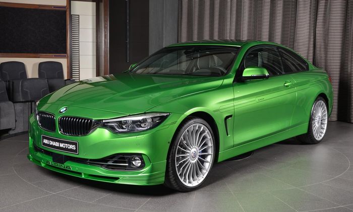 Ilustrasi mobil warna hijau