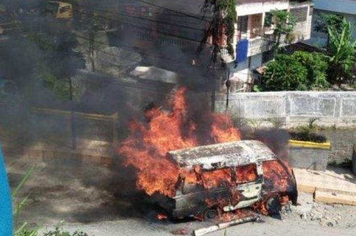 Satu unit mobil jenis Colt T terbakar di Desa Palayang Raya, Kota Sungai Penuh, Jumat (3/5).  