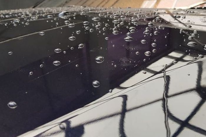ilustrasi water spot di permukaan cat  mobil
