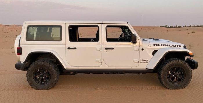 Jeep Gladiator disulap jadi wrangler rubicon dengan tiga baris kursi