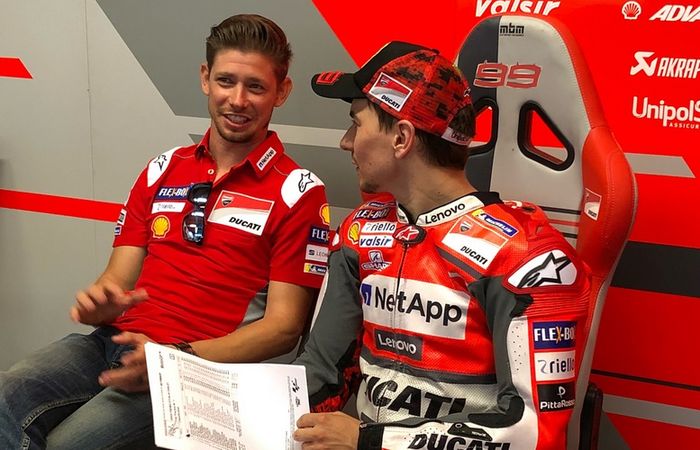 Di FP1 MotoGP Italia Casey Stoner berdiskusi dengan Jorge Lorenzo