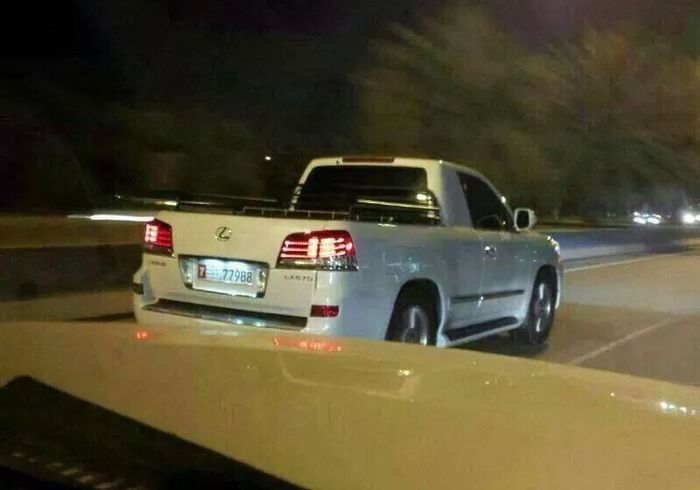 Tampilan belakang pikap dengan wajah Lexus LX570