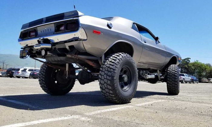 Modifikasi ekstrem Dodge Challenger pakai sasis militer dari Chevrolet K5 Blazer