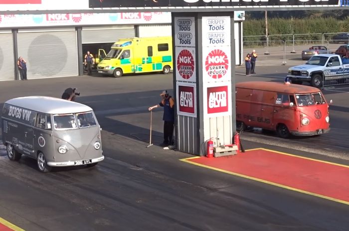 Dua VW Dakota bertanding balap drag