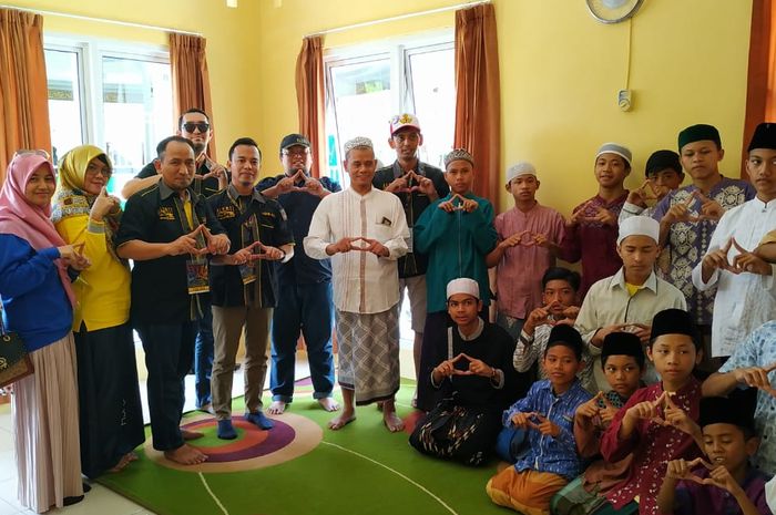 Komunitas All New Rush Terios Indonesia (ALERT!) menyantuni anak yatim
