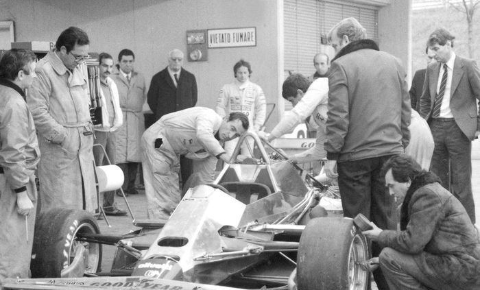 Mauro Forghieri (kedua dari kiri) saat menyaksikan tes pertama mobil Ferrari 126 C2 di sirkuit Fiorano pada 1982
