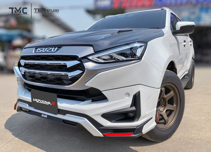 Tampilan depan modifikasi Isuzu MU-X pasang body kit Vazooma-X