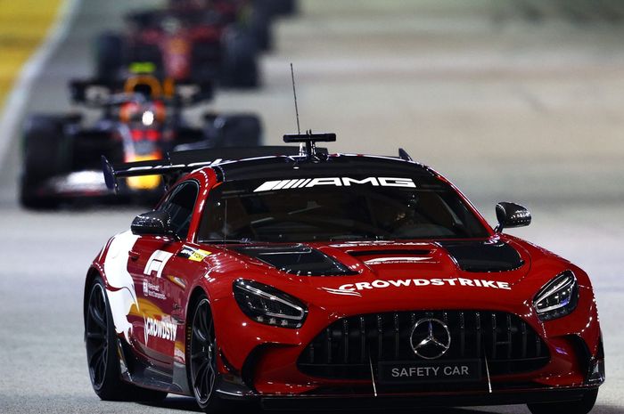 Melakukan dua pelanggaran safety car, Sergio Perez tetap mempertahankan posisinya sebagai juara F1 Singapura 2022