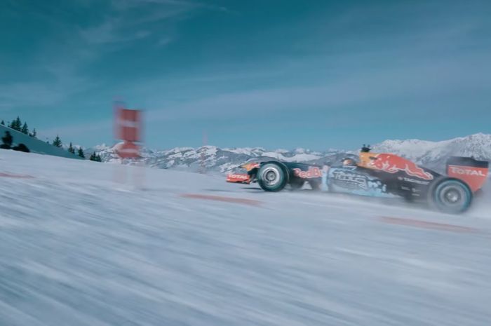 Mobil Formula 1 tim Red Bull Racing melaju di atas salju