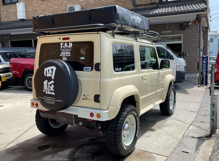 Tampilan belakang modifikasi Suzuki Jimny baru ikut dikemas retro