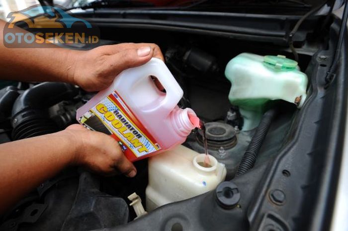 Ilustrasi menambah coolant pada tabung reservoir