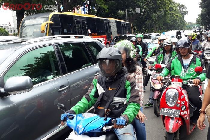 Kemacetan yang terjadi akibat demo taksi online di depan gedung Kemenhub