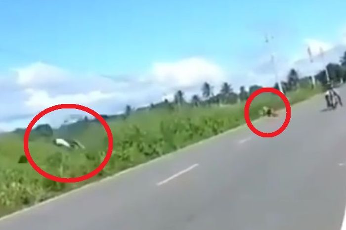 Pengendara motor balap liar tanpa helm dan jaket sampai motornya terpental jauh