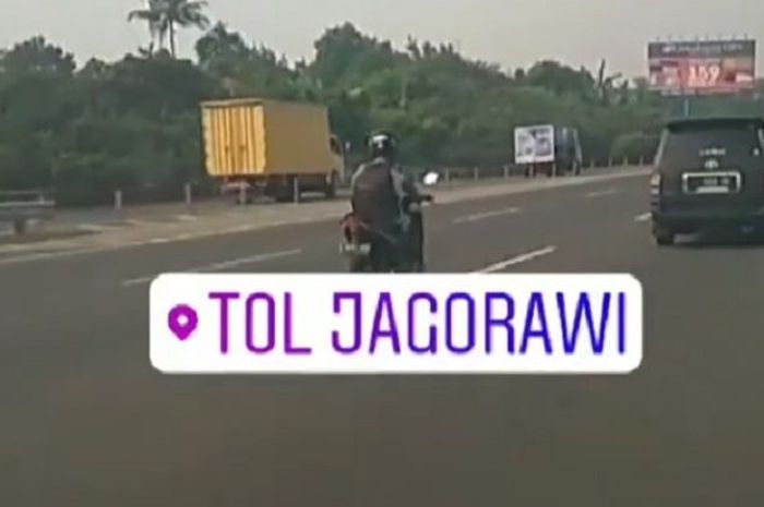 Ilustrasi pemotor masuk jalan tol