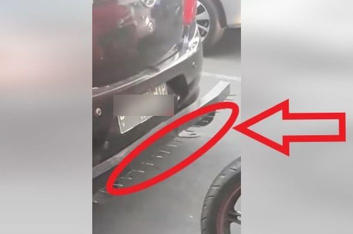 Ngeri, Daihatsu Ayla pakai bumper jeruji tajam berkeliaran di jalanan, pemotor harus waspada