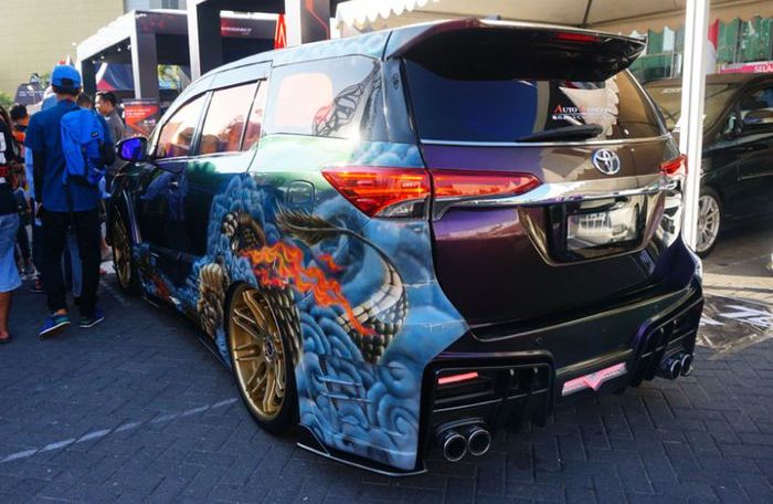 Tampilan belakang modifikasi Toyota Innova pakai body Fortuner