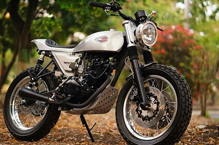 Kawasaki W175 garapan White Collar Bike dengan kustom kit