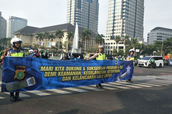 Jajaran Direktorat Lalu Lintas Polda Metro Jaya melakukan sosialisasi sistem tilang elektronik atau 
