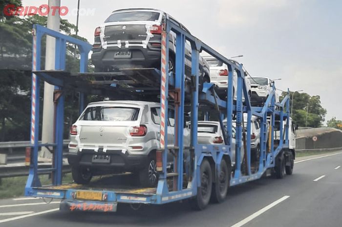 Sebuah mobil baru yang diduga kuat Suzuki S-Presso, tertangkap kamera sedang diangkut menggunakan truk kontainer.