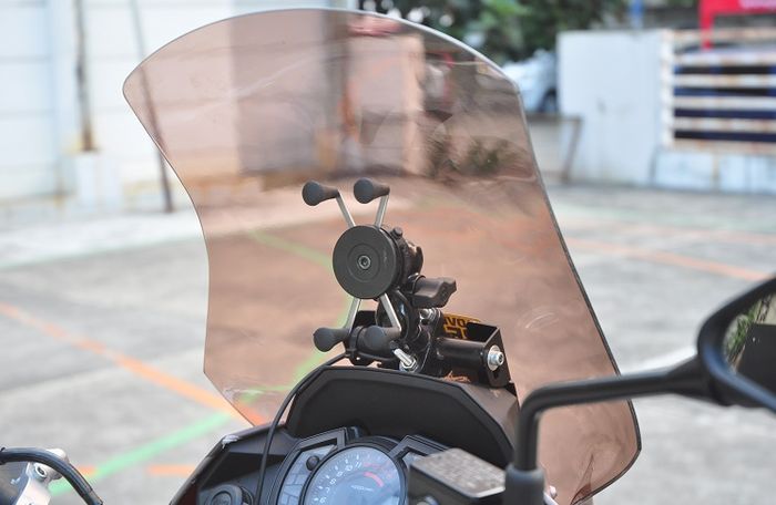 Di balik windshield terpasang dudukan GPS custom