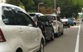 Video Parkir di Bahu Jalan Sampai 3 Deret, Ini Jalan Atau Tempat Parkir?