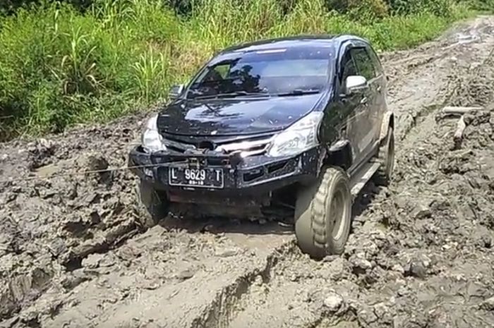 Toyota Avanza 4x4 coba berkelit di jalan berlumpur