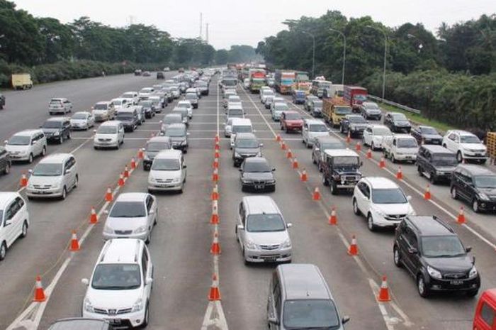 Ilustrasi mobil saat akan masuk halan tol