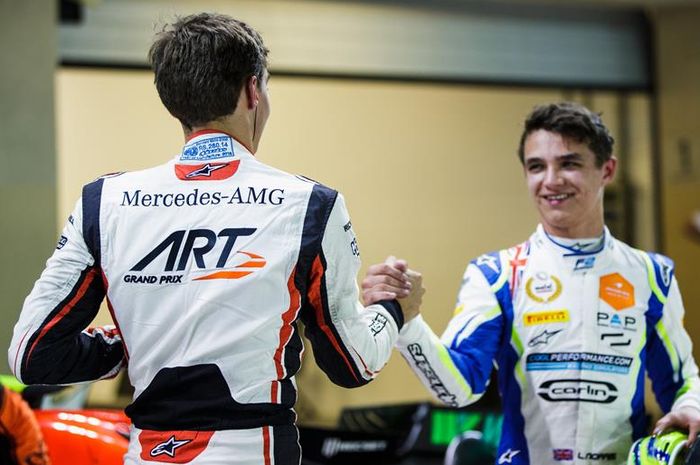 George Russell (kiri) dan Lando Norris, keduanya akan kembali berkompetisi bersama tahun depan, yaitu di balap F1