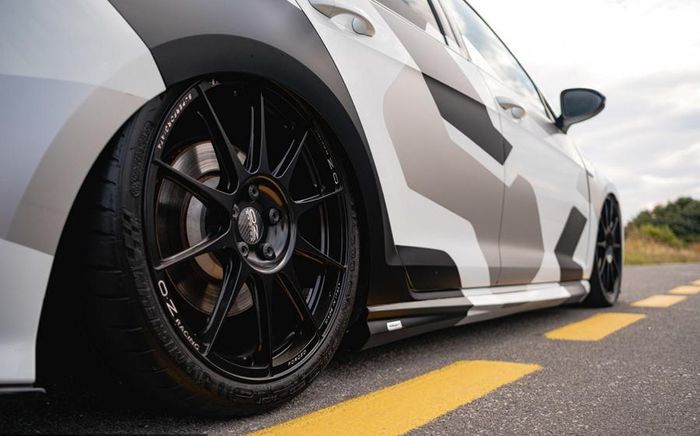 Side skirts dari Oettinger dan pelek  OZ Superforgiata CL ukuran 19 inci yang dibalut ban Michelin Pilot Sport Cup 2.