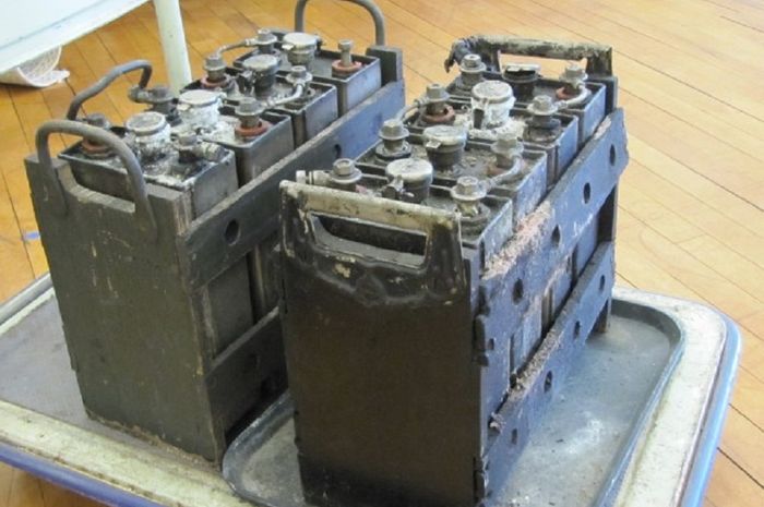 Ilustrasi baterai lead-acid dengan teknologi zaman dulu 