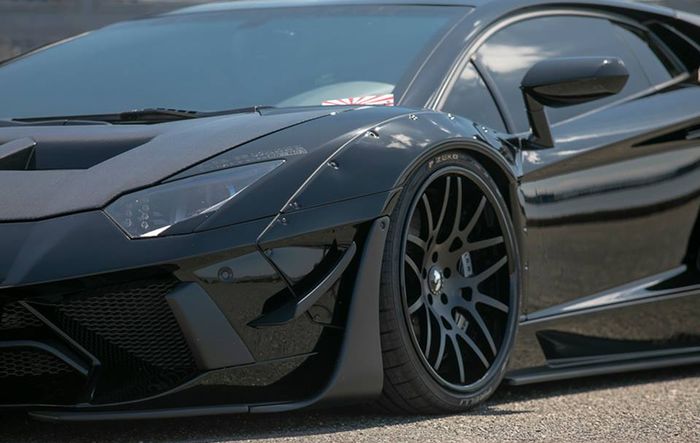 Over fender lebar khas Liberty Walk juga terpasang