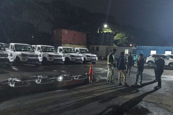 Penampakan beberapa Mahindra Scorpio asal India pesanan Agrinas untuk Kopdes Merah Putih sudah terparkir di pelabuhan Tanjung Priok