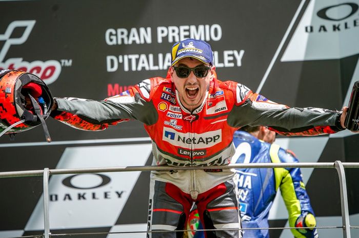 Jorge Lorenzo di atas podium Mugello