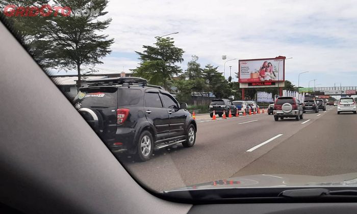 Rest area yang penuh menjadi penyebab kepadatan di Jalan Tol Jakarta-Cikampek.