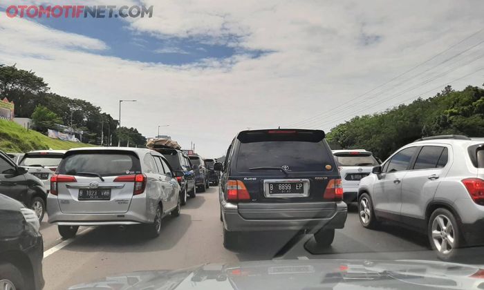 Kemacetan bisa bikin BBM mobil bekas boros (foto ilustrasi)