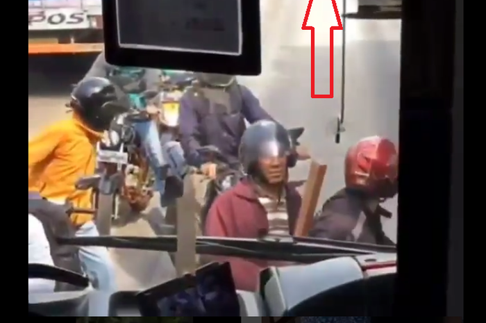 Pemotor ramai-ramai masuk jalur busway kepergok polisi.