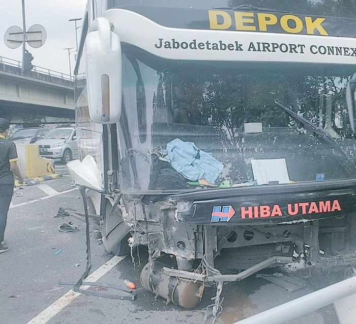 Bagian depan kanan bus Hiba Utama rusak parah sampai sopir mengalami luka di kaki