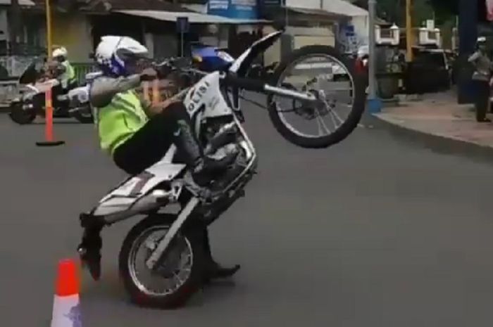 Polisi melakukan freestyle menggunakan Kawasaki KLX 150