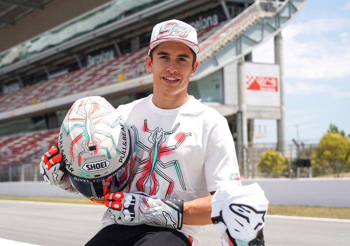 Marc Marquez memperlihatkan livery helm, sarung tangan dan sepatu balapnya yang akan dipakai di MotoGP Catalunya 2019