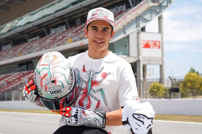 Marc Marquez memperlihatkan livery helm, sarung tangan dan sepatu balapnya yang akan dipakai di MotoGP Catalunya 2019