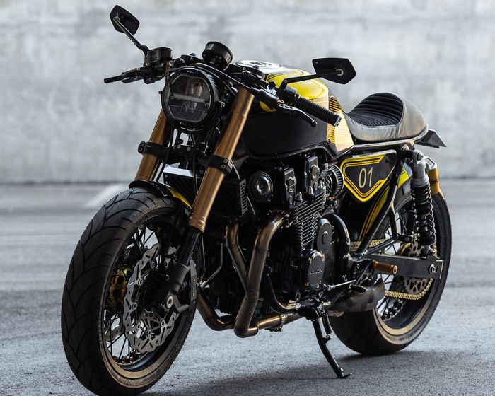 Garpu depan diganti milik Suzuki dan shock belakang pakai Ohlins