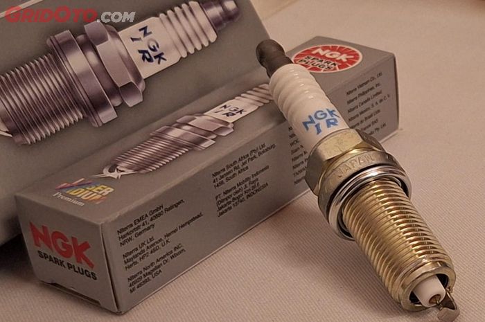 Busi iridium kini jadi bawaan motor dan mobil 