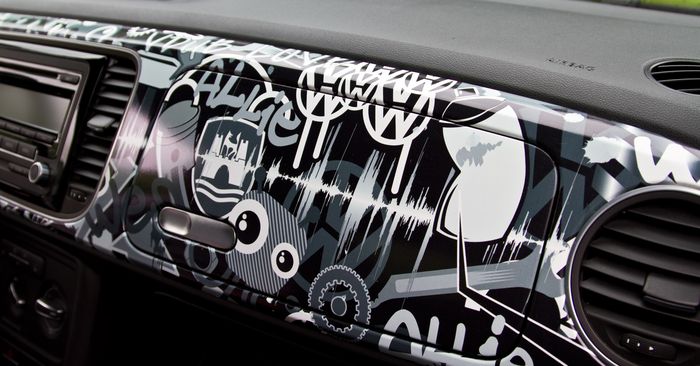 Goresan bergambar di bagian dasbor