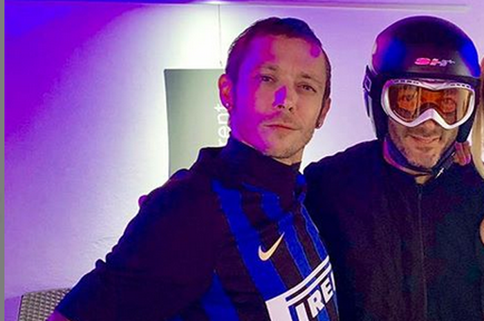 Valentino Rossi pakai jersey klub sepak bola Inter Milan dalam sebuah festival