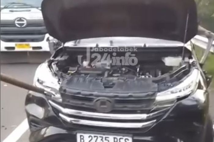 Daihatsu Terios dirusak para sopir truk beramai-ramai di KM 36 tol Tangerang-Merak karena dipakai komplotan maling ban serep