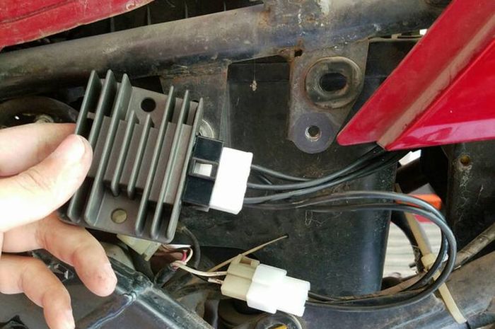 Kiprok DC dan kabel fullwave kit terpasang di Yamaha V-Ixion